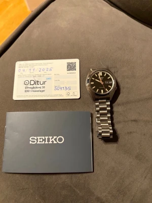 Seiko 5 Automatic 37mm herrklocka  - Bilderna visar en Seiko-klocka med tillhörande certifikat och manual, 10Bar, personlig gravering finns på sidan av klockan , ingen kvitto, ingen box 