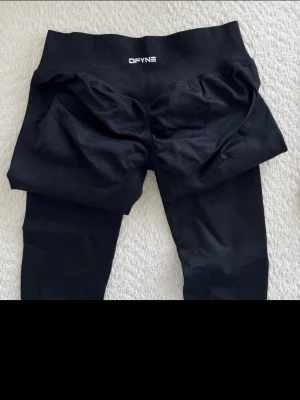 Leggings Dfyne Impact - Nya Dfyne leggings i färgen midnight black, storlek M.  Säljer då dom inte passar och jag har redan köpt i en större storlek. Nypris ca 560 kr.