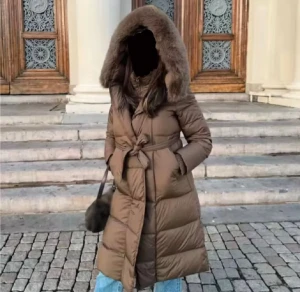 Brun lång jacka med pälsluva - Säljer denna otroligt snygga bruna vinterjacka med pälsluva och knytbälte i midjan i storlek S. Jackan är helt ny och oanvänd, vid snabb affär kan jag tänka mig gå ner i pris 🤎