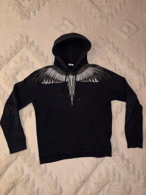 Marcelo Burlon hoodie - Tjenare! Säljer nu denna riktigt snygga hoodie från marcelo burlon. Tröjan är i storlek M! Hör av er vid frågor och funderingar🙌