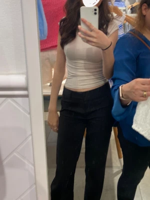 Lågmidjade kostymbyxor  - Säljer ett par lågmidjade svarta kostymbyxor från madlady. De är insydda vid midjan så passar xxs/xs. De är lite noppriga men inget som syns!