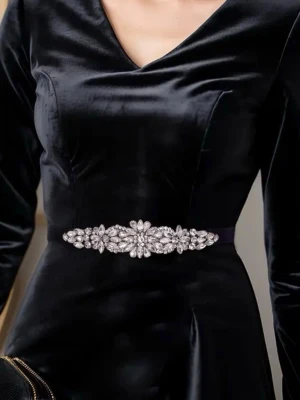 Svart sidenväst med glittriga pärlor - Supersnygg svart väst i siden med ett brett band och glittriga pärlor i silver som bildar ett blommigt mönster framtill. Västen knyts i midjan och ger en lyxig och elegant vibe. Perfekt för dig som vill sticka ut med något extra.