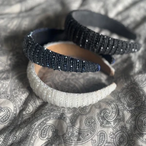 Snygga diadem💗 - Två jättefina diadem, de är använda. Det blå är sålt!!!!!💗💗  Trend vintage paljetter glitter sommar höst vinter vår nyår