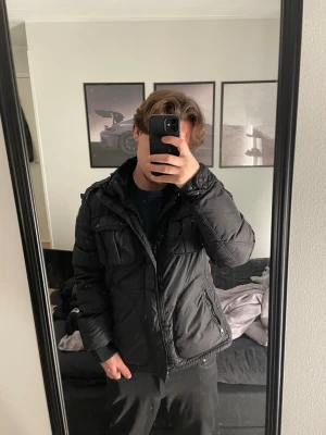 TOURS GIUBBOTTO TOURS MONCLER JACKA - Säljer nu min tvär feta moncler jacka. Den är i riktigt bra skick. Den är väldigt varm så perfekt på vintern. Jag skulle säga den är ungefär stl L. Skriv för mer bilder och frågor. Priset kan diskuteras.