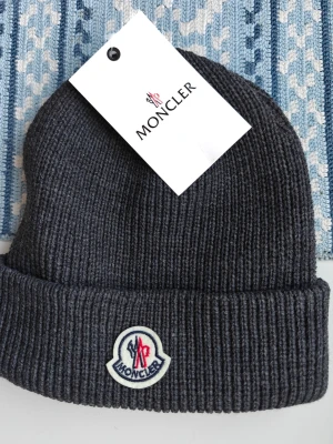 Mörkgrå mössa | Helt ny - Säljer en helt ny mörkgrå mössa med tag kvar. Säljes då den inte används! 