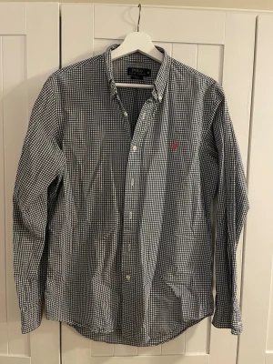 Polo Ralph Lauren - Polo Ralph Lauren skjorta | Storlek: M, Slim fit | Skick: Väldigt bra | Kvitto finns ej | Kom PM för frågor och fler bilder! 