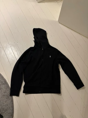 Ralph lauren zip hoodie - Snygg svart zip från ralph lauren, använd en gång och är snygg och varm! 