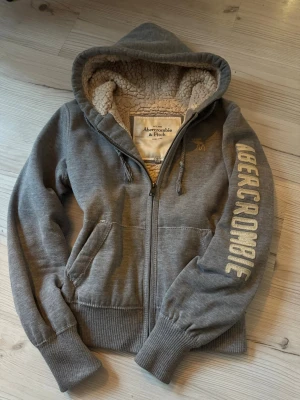 Abercrombie & Fitch fodrad Ziphoodie  - Mycket fint skick! Dubbelt tyg i armarna så är varm och skön även där.