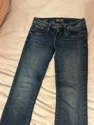 Ltb jeans - Lågmidjade bootcut jeans ifrån ltb, modellen  valerie, i storleken 27,32 (typ xs-s). Används fåtals gånger och är i mycket bra skick. Skriv om ni har frågor, vill ha fler bilder, mått eller komma med prisförslag💘💘