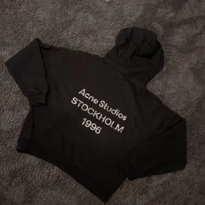 Acne Studios 1996 Hoodie   - Säljer brorsans Acne Studios 1996 hoodie. Använd men i gott skick. Slitningar på hoodien som är gjort i fabrik. Först till kvarn på denna ! 
