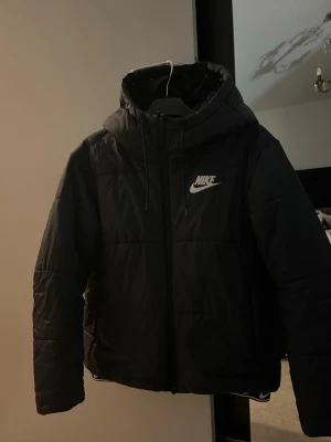 NIKE jacka - Säljer nu en så varm och skön Nike jacka som köpes nu under vintern men tyvärr inte kommit till användning! Nypris—> 1 449kr