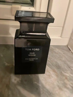Tom Ford Oud Wood 100ml - Stilren och exklusiv Eau de Parfum från Tom Ford. Flaskan innehåller 100 ml och passar dig som vill ha en lyxig touch i din doftsamling. Oanvänd men lådan och kvittot har slängts