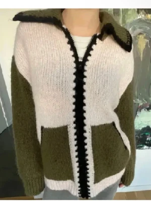 Stickad kofta med dragkedja från Zara  - Säljer den trendiga stickade koftan från Zara i super bra skick ! 