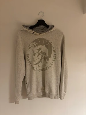 Vit grå hoodie  - Jättesnygg hoodie som är i toppskick. Skriv ifall du har någon fråga eller fundering!