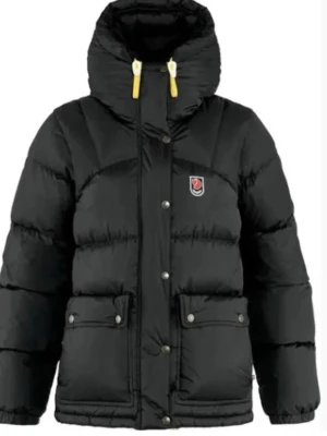 SÖKER EN FJÄLLRÄVEN EXPEDITION LITE, Grön/svart/blå  - Säljer en svart dunjacka från Fjällräven med hög krage, huva och gula snören. Jackan har två stora fickor framtill, tryckknappar och dragkedja. Perfekt för kalla dagar och riktigt snygg streetstil.