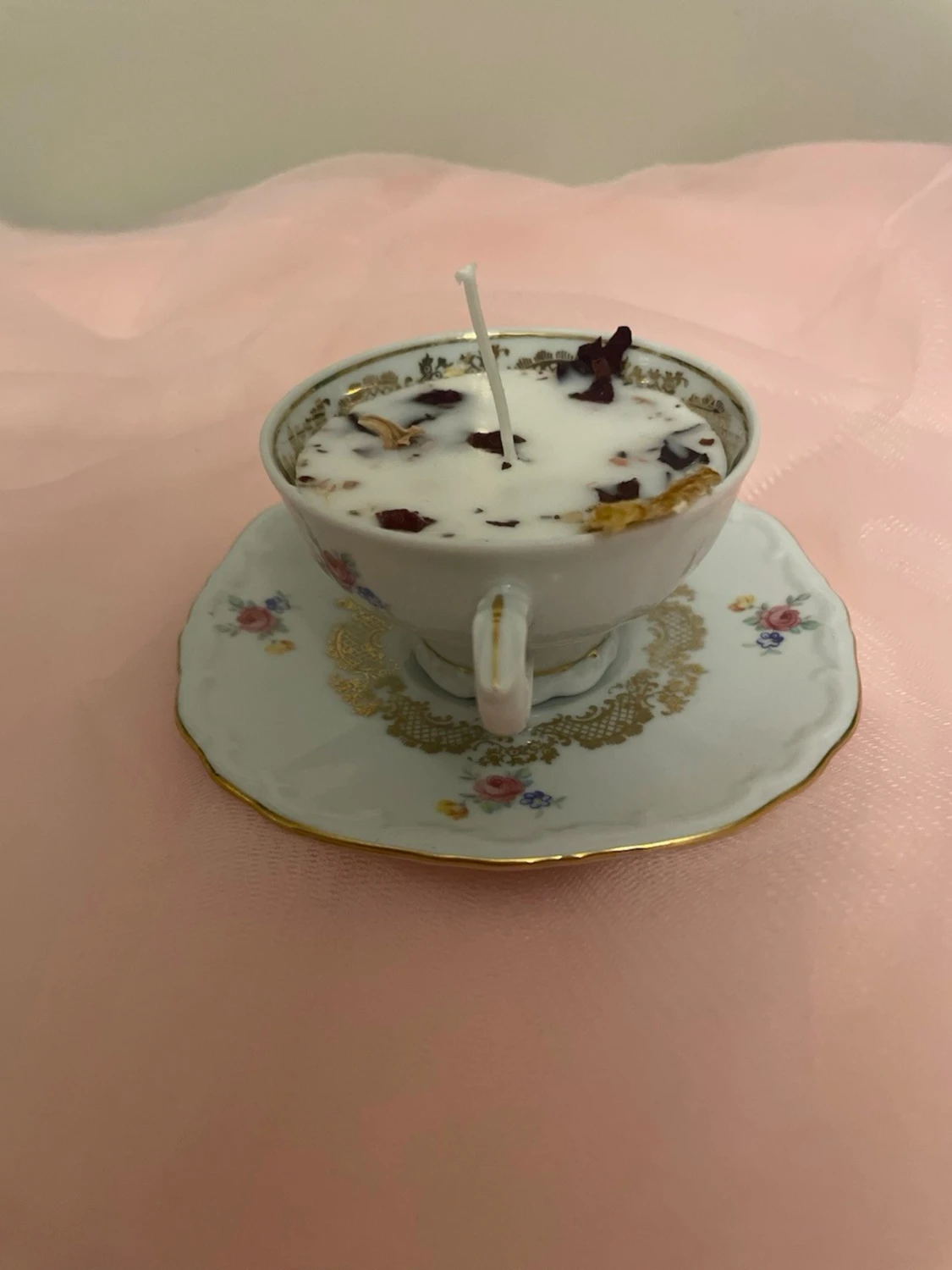 Doftljus i en vit tekopp med blommor i doft utav vanilj nr 5 - 3