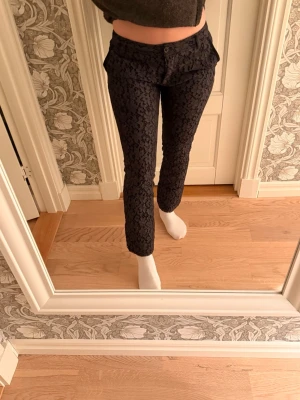 Spetsbyxor från Dolce Gabbana  - Säljer mina så fina dolce gabbana byxor som tyvärr inte kommer till användning. De är svarta, Lågmidjade spets byxor, inte genomskinliga. De är i superfint skick och är uppsydda av tidigare ägare( se sista bild) men detta går lätt att sprätta upp för att öka längden. Storleken enligt etikett är 40 men de passar mig perfekt som i övrigt har ca 34.