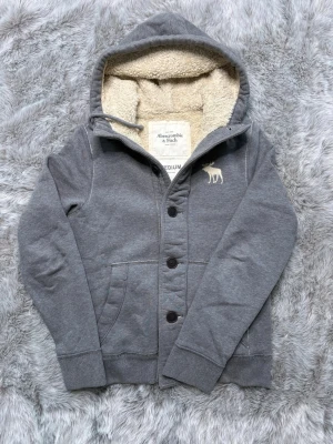 Abercrombie & Fitch hoodie - Säljer denna sällsynta och mycket eftertraktade Abercrombie & Fitch hoodie | Storlek M | Skick 9.5/10 | Vid eventuella frågor hör gärna av dig och erbjuder bra pris vid köp av bundle 😁✅