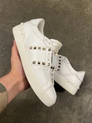 Valentino open - Säljer ett Valentino opens rockstud skor i  Fint skick Skick: 9,5/10🧮  Inkluderat: inget ingår!♦️  Pris: 1599kr ej hugget i sten🎗️  Storlek: 38,5♣️ passar 39 och 38 Snabbaffär = priset sänks-SERIÖSA BUD🔓 