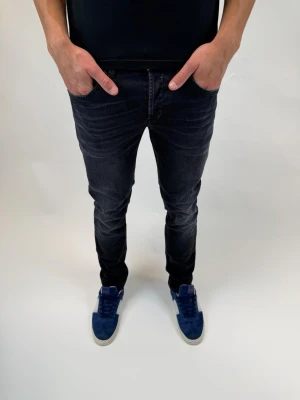 Dondup Jeans George  - Dondup Jeans George! Trendigaste jeansen på marknaden.  Ny pris= 4000 kr Säljs för= 1099 kr (Modellen har original slitningar från fabrik vilket är väldigt eftertraktat och populärt)