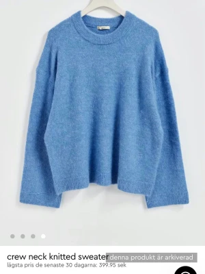 Blå stickad tröja från Gina Tricot - Mysig blå stickad tröja från Gina Tricot med rund hals och loose passform. Tröjan har långa ärmar och är tillverkad av en mjuk blandning av akryl, polyester, ull, alpacka och elastan. Perfekt för att hålla värmen under kyliga dagar.