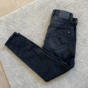 Replay anbass jeans - Svarta slim jeans från Replay. Modellen heter anbass. Passar till nästan allting och det är W 29, L30. Skriv vid minsta lilla fundering! 