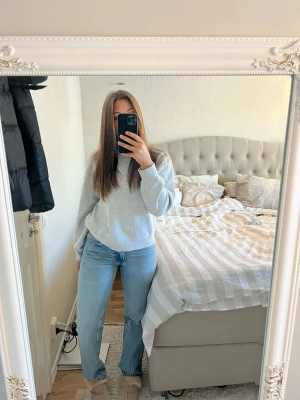 Low waist straight leg jeans - Säljer ett par ljusblå jeans med rak passform och klassisk femficksdesign. Jeansen är tillverkade i jeansmaterial. Perfekta för en chill och avslappnad stil.