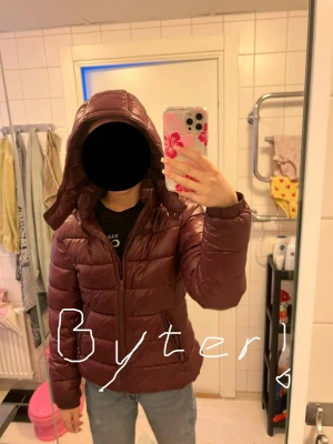 Byter jacka! - Söker någon som vill byta denna jacka från lager157 storlek S mot en svart, vit eller röd i storlek XS!             Denna jacka är i väldigt bra skick!