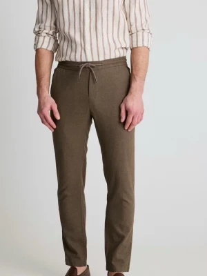 Bruna linnebyxor med snörning - Snygga bruna linnebyxor med smal passform och dragsko i midjan. Byxorna har raka ben, diskreta bakfickor med knappar och är perfekta för en chill och stilren look. Materialet är linne vilket gör dem lätta och luftiga. Ny skick, bilder från Dressmanns hemsida, vid intresse kom privat så fixar vi bild på. Nypris 500kr, prioriterar att få sålt så pruta gärna