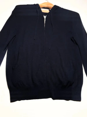St Studios cashmere hoodie  - Cashmere hoodie från st studios. Använd några gånger men fortfarande i bra skick. Säljer då den är för liten och inte kommer till användning. Hör av dig om du har några funderingar