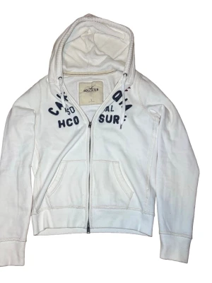 Hollister hoodie S - Säljer en snygg Hollister hoodie i bra skick. Passformen är som S herr men det står L i tröjan.