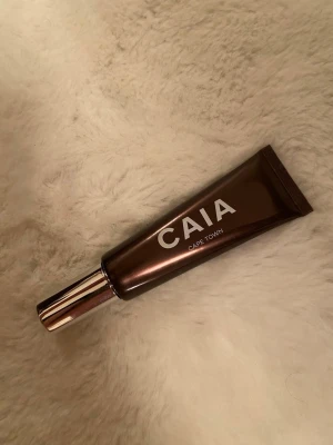 CAIA Bronzer Cape Town - Säljer en CAIA bronzer i färgen Cape Town. Kommer i en snygg brun tub med metalliskt lock och tydlig vit logga. Perfekt för att ge ansiktet en solkysst look och enkel att applicera tack vare smidig tubförpackning. Endast testad en gång.