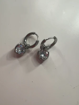 Edblad hjärt örhänge - Snygga hjärt örhängen med en diamant i mitten från Edblad. Använt ett fåtal gånger. Pris kan diskuteras❣️