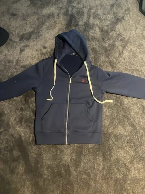 Mörkblå Ralph Lauren zip - Använd kanske 5 gånger, inga defekter riktigt bra skick! Sjukt snygg och sitter bra