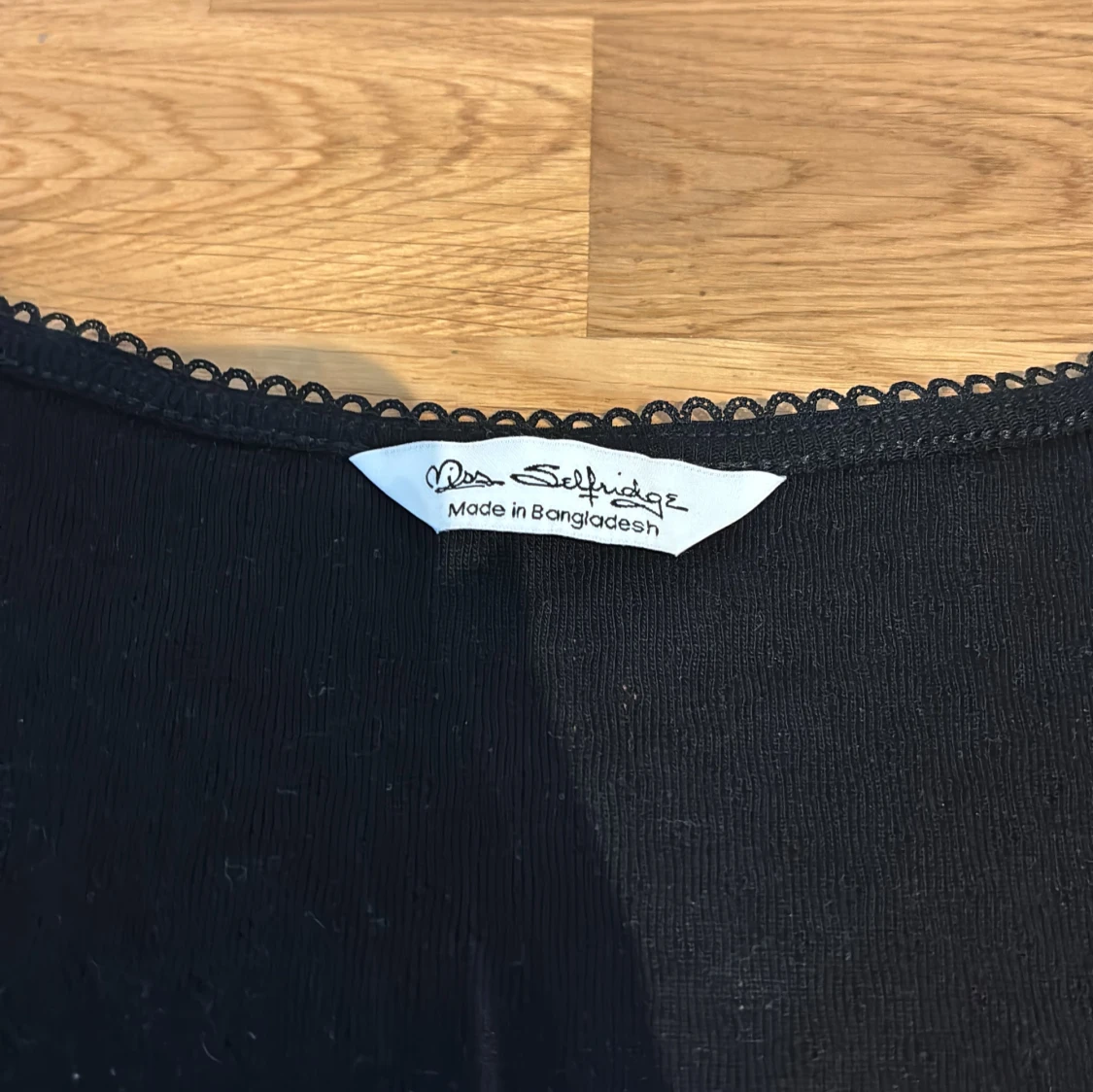 Svart topp med rosett  - 1