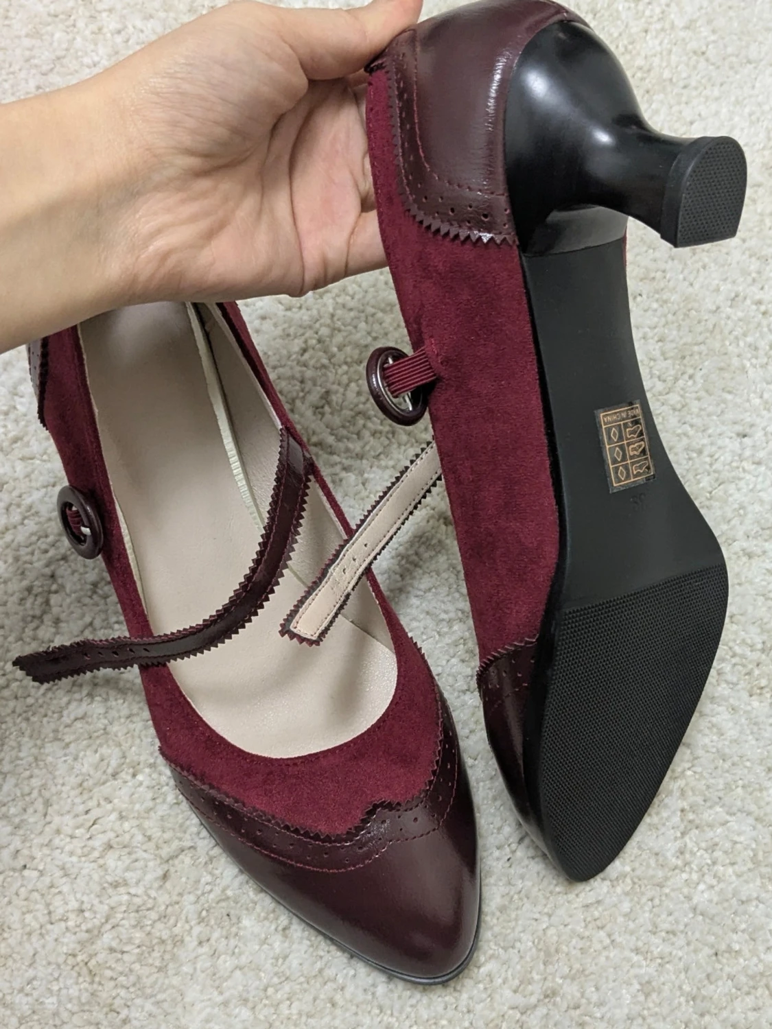 Vinröda Mary Jane pumps med mockadetaljer - 1