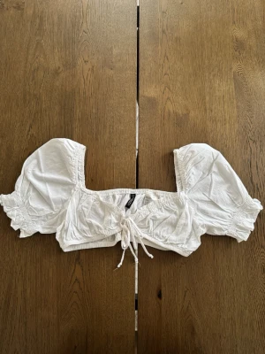 Vit somrig topp  - Somrig fin vit topp till sommaren. Storlek S, från H&M. Knappt använd. 