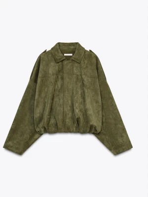 Zara mocka jacka - Så sjukt cool och eftertraktad jacka i mocka material från Zara. Använd två gånger så i helt nytt skick! Brukar ha S-M men denna i L passar bra på mig då den är kort. 💕