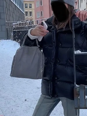 Stella McCartney väska - Säljer min Stellamcartney väska köpt i butik på Nk för 11000 kr 💖💖 Kvitto och äktehetsbevis finns💖 Hittar tyvärr inte dustbagen just nu💖🙏🏽