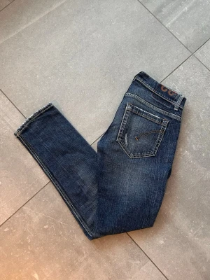 Dondup Jeans  - Hej! Säljer nu dessa extremt feta dondup jeansen! Dondup jeansen är i fint skick!            Alla slitningar är orginal från fabrik design! Nypris 4000+! Skriv vid bilder eller frågor! 