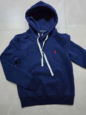 Marinblå Ralph lauren hoodie  - Blå Ralph lauren hoodie storlek S skriv gärna vid intresse✅