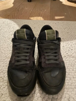 Mörk Blå rockrunners  - Skit feta Rockrunners i storlek 40 men passar 41. Längd på sulan -  27 x ca 8 cm. Så de är rätt så stora för sin storlek. Skriv gärna om du har frågor! (Pris kan diskuteras) De ska vara äkta, köpte de i nyskick från gardegrisch!