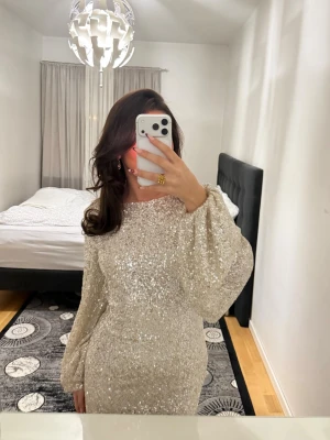 Klänning - Klänning   Denna jätte snygga glittriga klänningen säljs nu då den inte kommer användas✨ Använd en gång Sitter super fint på kroppen och är lite öppen på ryggen som toppar allt!!😍 Den är bekväm att bära och passar till en utgång/fest osv Storlek Xs, skulle säga att den passar någon i S också Ordinarie pris: 599kr 