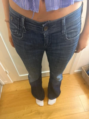  bootcut jeans - Säljer ett par mörkblåa Levis 517 jeans. De har låg midja, bootcut-ben och snygga detaljer. Passar perfekt för dig som är runt 170🥰🥰
