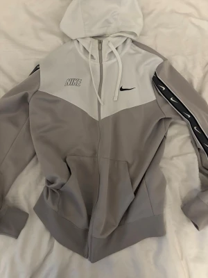 Nike tröja  - Säljer denna Nike tröja då den blivit för liten för mig storlek M 