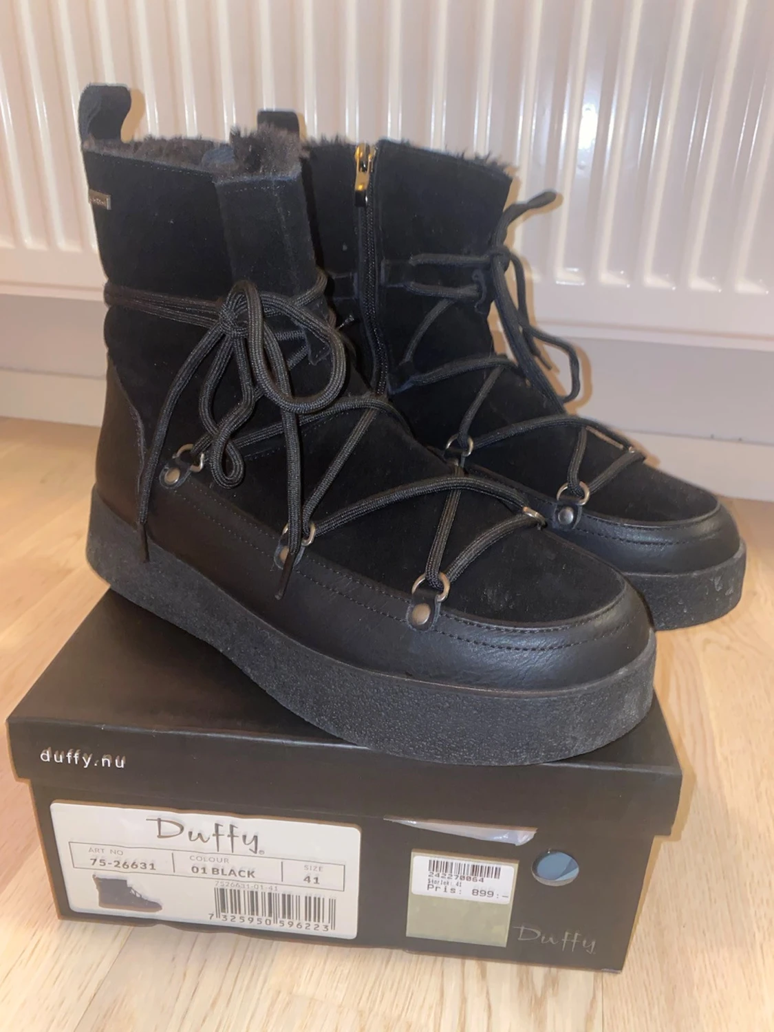 Svarta boots från Duffy med snörning