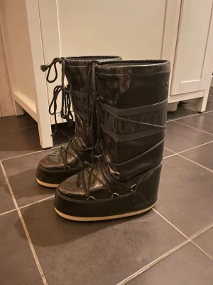 Svarta Moon Boots  - Svarta blanka moon boots, i storlek 39-41. Dom är använda ett fåtal gånger och är därför i väldigt bra skick. Denna modell finns inte längre kvar men nypris ca 2800kr 
