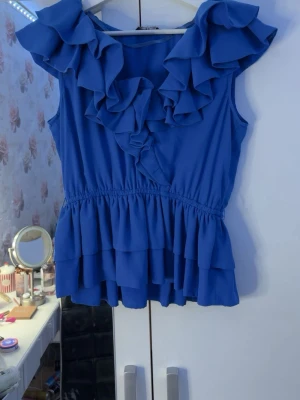 Populär H&M blus - Populär blus från H&M, står ingen storlek men skulle säga den passar S💞