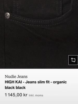 Nudie Jeans High Kai svarta slim jeans - Säljer ett par svarta High Kai slim fit jeans från Nudie Jeans. Jeansen är tillverkade i ekologisk bomull och har klassisk femficksdesign, svarta sömmar och diskret Nudie Jeans-logga på bakfickan. Snygg, tight passform och hög midja.