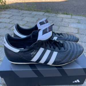 Adidas Copa Mundial fotbollsskor Original   - Säljer ett par Klassiska Adidas Copa Mundial fotbollsskor. Har använt skorna cirka 2 månader köpte dem i början av juni 2025. Skorna är i nyskick inga konstigheter alls o funkar precis som dem ska. ÄKTA LÄDER ORIGINAL PÅ SKORNA!!. Låda till skorna tillkommer. Nypris 1299kr. Priset kan diskuteras vid snabb affär!!